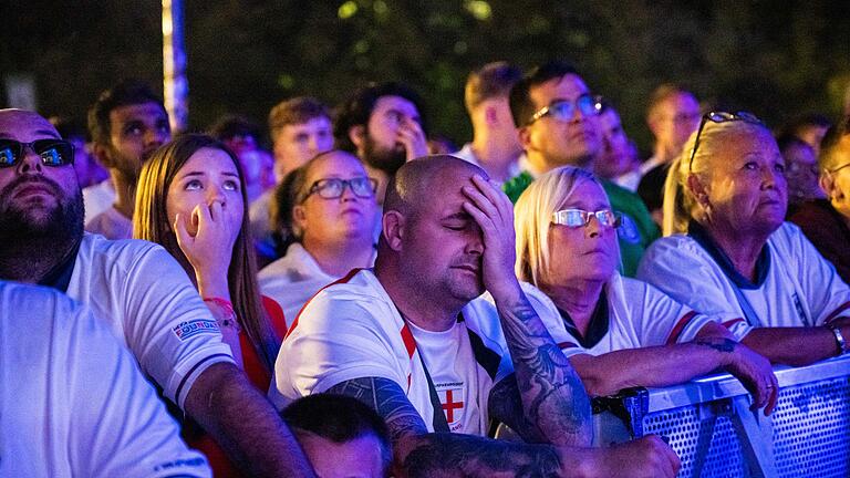 Euro 2024: Spanien - England - Fanmeile Berlin - Englische Fans trauern nach der 1:2-Finalniederlage bei der Fußball-EM gegen Spanien. Euro 2024: Spanien - England - Fanmeile Berlin - Englische Fans trauern nach der 1:2-Finalniederlage bei der Fußball-EM gegen Spanien.