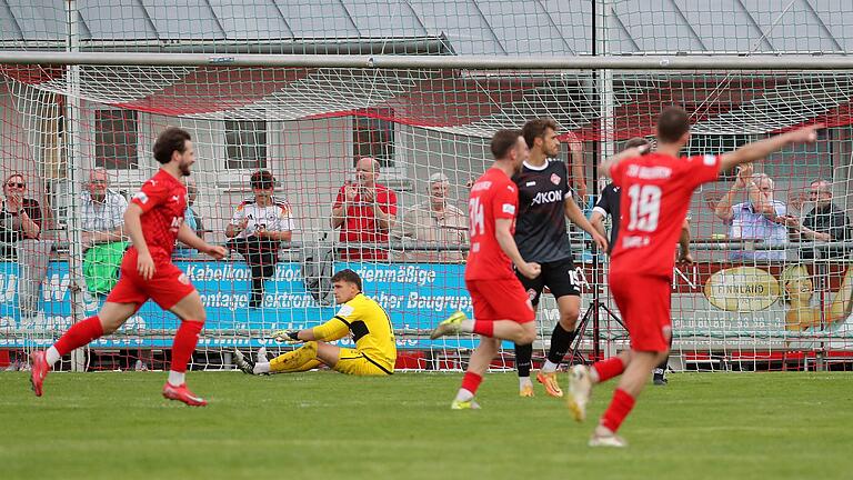 Bittere Enttäuschung: Kickers-Keeper Johann Hipper ist geschlagen. Bei der Kickers-Pleite in Buchbach war keiner aus der Führungsetage vor Ort. Bittere Enttäuschung: Kickers-Keeper Johann Hipper ist geschlagen. Bei der Kickers-Pleite in Buchbach war keiner aus der Führungsetage vor Ort.