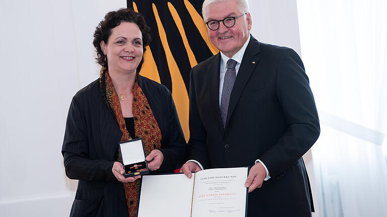 Tabea Zimmermann nimmt im Oktober 2018 von Bundespräsident Frank-Walter Steinmeier im Schloss Bellevue den Verdienstorden der Bundesrepublik Deutschland entgegen.