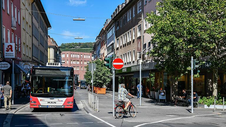 Wegen der bald gesperrten Haugerpfarrgasse wird die Fußgängerzone in der unteren Theaterstraße für den Anlieger- und Busverkehr in beide Richtungen geöffnet. Der Fußgängerbereich an der Parfümerie Dessloch wird deshalb zurückgebaut.