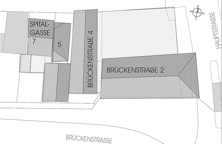 Die fünf Gebäude, die zum ehemaligen Turmkaufhaus in Karlstadt gehören. Nicht benannt ist das Haus südlich der Spitalgasse fünf.