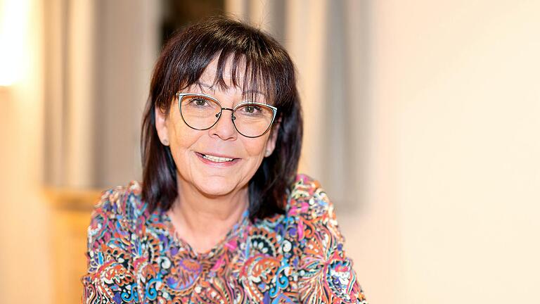 Die Oberndorfer Frisörmeisterin Jutta Gessner hat die Selbsthilfegruppe 'Kopfsache' ins Leben gerufen. Sie will Menschen, die an Alopecia erkrankt sind, zu neuem Selbstbewusstsein verhelfen und ihnen ein Forum zum Austauschen geben.