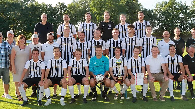 Wer folgt auf den FC Hopferstadt? Vor einem Jahr konnten sich die Hopferstädter Fußballer über den Gewinn der 47. Ochsenfurter Stadtmeisterschaft freuen. In diesem Jahr findet das traditionelle Turnier mit verändertem Modus und an nur noch einem Tag statt, aber der Titelverteidiger ist wieder mit dabei. Wer folgt auf den FC Hopferstadt? Vor einem Jahr konnten sich die Hopferstädter Fußballer über den Gewinn der 47. Ochsenfurter Stadtmeisterschaft freuen. In diesem Jahr findet das traditionelle Turnier mit verändertem Modus und an nur noch einem Tag statt, aber der Titelverteidiger ist wieder mit dabei.