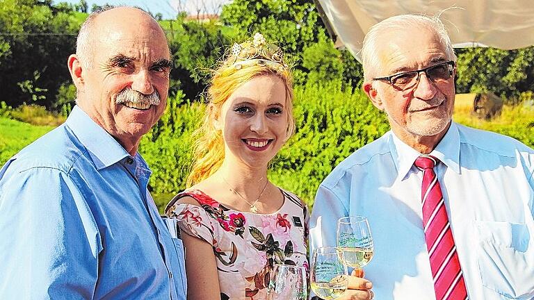 Nach ihrer Tour durch mehrere Weingüter im Landkreis Kitzingen stießen (von links) Weinbaupräsident Artur Steinmann, die Fränkische Weinkönigin Klara Zehnder und Regierungspräsident Paul Beinhofer mit einem Glas Frankenwein an. Nach ihrer Tour durch mehrere Weingüter im Landkreis Kitzingen stießen (von links) Weinbaupräsident Artur Steinmann, die Fränkische Weinkönigin Klara Zehnder und Regierungspräsident Paul Beinhofer mit einem Glas Frankenwein an.