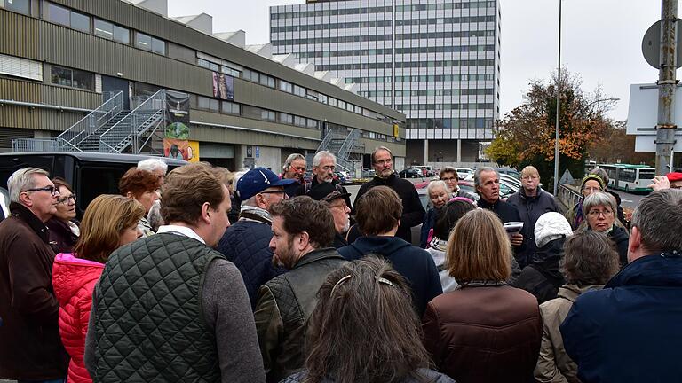 Gut besuchter Rundgang durch die Äußere Pleich: Die BI 'Ringpark in Gefahr' fordert ein städtisches Gesamtkonzept für die drei Großprojekte, die in den kommenden Jahren auf das Quartier zukommen.