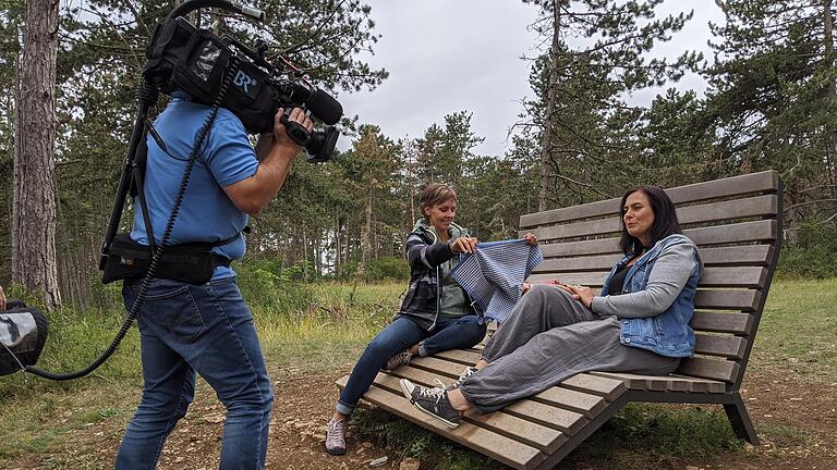 Fernseh-Termin: Kabarettistin Ines Procter (rechts) bei einer Rast im Schwarzkiefernwald auf dem Volkenberg zusammen mit Abendschau-Moderatorin Dagmar Fuchs und Kameramann Alfred Grein. Fernseh-Termin: Kabarettistin Ines Procter (rechts) bei einer Rast im Schwarzkiefernwald auf dem Volkenberg zusammen mit Abendschau-Moderatorin Dagmar Fuchs und Kameramann Alfred Grein.
