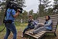 Fernseh-Termin: Kabarettistin Ines Procter (rechts) bei einer Rast im Schwarzkiefernwald auf dem Volkenberg zusammen mit Abendschau-Moderatorin Dagmar Fuchs und Kameramann Alfred Grein.