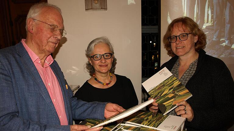 Im Jahr 2019 präsentierte Stadtplaner Hartmut Schließer im Team mit Buchdesignerin Catherine Avak und der Autorin Daniela Röllinger das Buch 'Iphofen - Die Dörfer haben Zukunft'. Im Jahr 2019 präsentierte Stadtplaner Hartmut Schließer im Team mit Buchdesignerin Catherine Avak und der Autorin Daniela Röllinger das Buch 'Iphofen - Die Dörfer haben Zukunft'.