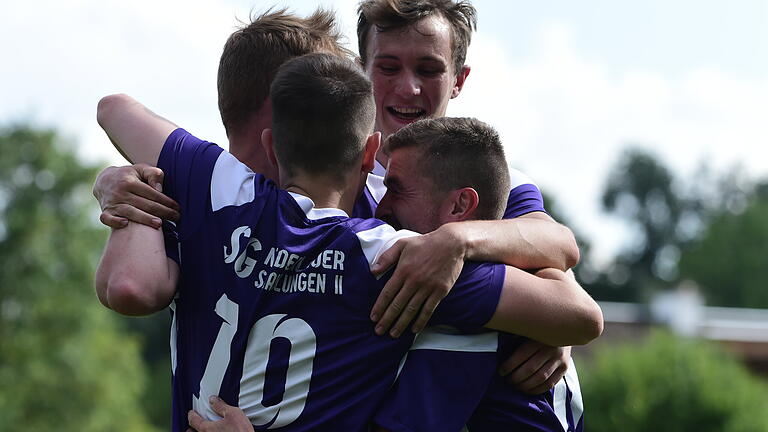 Die Spieler der SG Niederlauer I/Strahlungen II bejubeln den Derbysieg in Burglauer. Die Spieler der SG Niederlauer I/Strahlungen II bejubeln den Derbysieg in Burglauer.