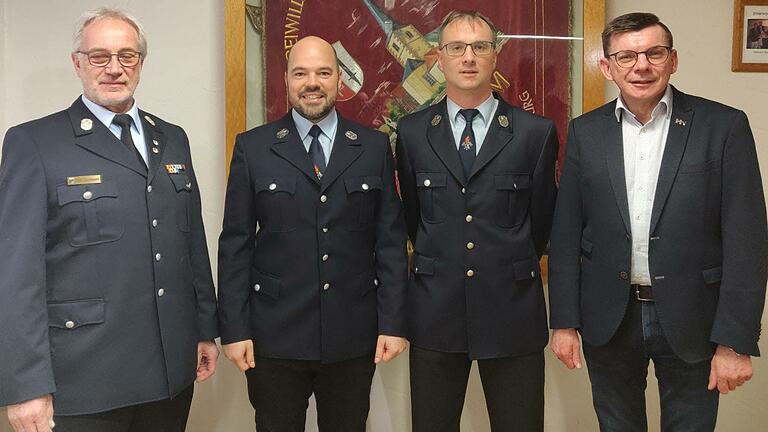 Die Feuerwehr Westheim hat einen neuen Kommandanten samt Stellvertreter. Von links: Kreisbrandmeister Elmar Eisenmann, stellvertretender Kommandant Daniel Wendel und Kommandant Christian Hartmann. Zu den ersten Gratulanten gehörte Bürgermeister Armin Warmuth. Die Feuerwehr Westheim hat einen neuen Kommandanten samt Stellvertreter. Von links: Kreisbrandmeister Elmar Eisenmann, stellvertretender Kommandant Daniel Wendel und Kommandant Christian Hartmann. Zu den ersten Gratulanten gehörte Bürgermeister Armin Warmuth.