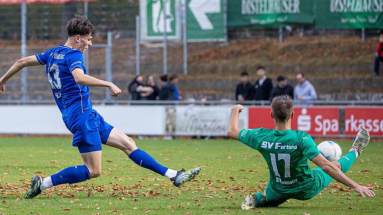 Der Regensburger Mario Baldauf (rechts) wirft sich in einen Schuss von Nils Hock. Der FV 04 Würzburg hat sein Bayernliga-Heimspiel gegen den SV Fortuna Regensburg verloren.