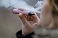 Eine Person raucht Einweg-Vape.jpeg       -  Die richtige Entsorgung von E-Zigaretten und ihren Komponenten ist wichtig, um Umweltverschmutzung zu verhindern.