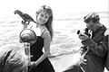 Brigitte Bardot wird 90       -  Brigitte Bardot wird während der Filmfestspiele von Cannes in den Fünfzigern am Strand mit einem Papagei in der Hand fotografiert. (Archivfoto)