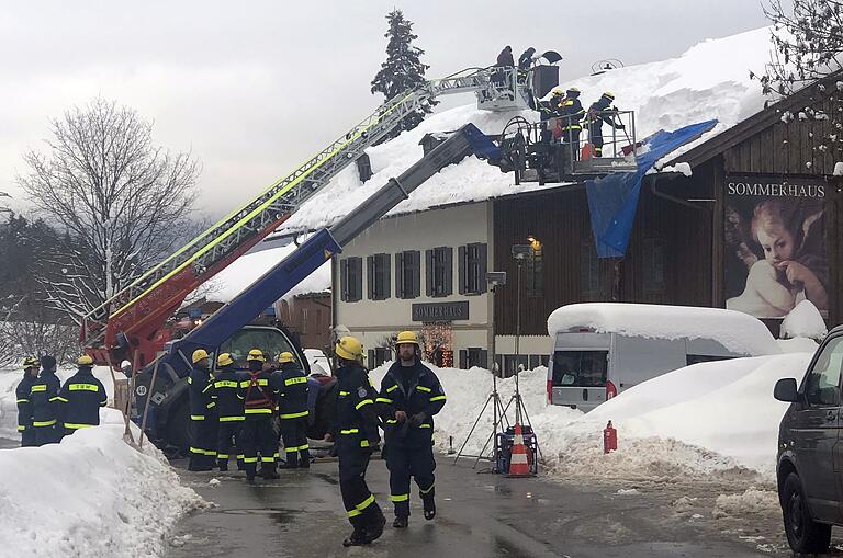 Schneechaos in Bayern: Diese THW-Freiwilligen aus Kitzingen sind derzeit im Alpenraum mit Drehleitern im Einsatz, um den Schnee von den Dächern zu bekommen.