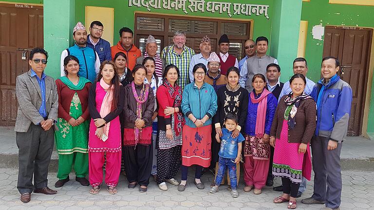Klaus Meyer mit den Lehrkräften, die hauptamtlich an der Schule in Nepal tätig sind. Klaus Meyer mit den Lehrkräften, die hauptamtlich an der Schule in Nepal tätig sind.