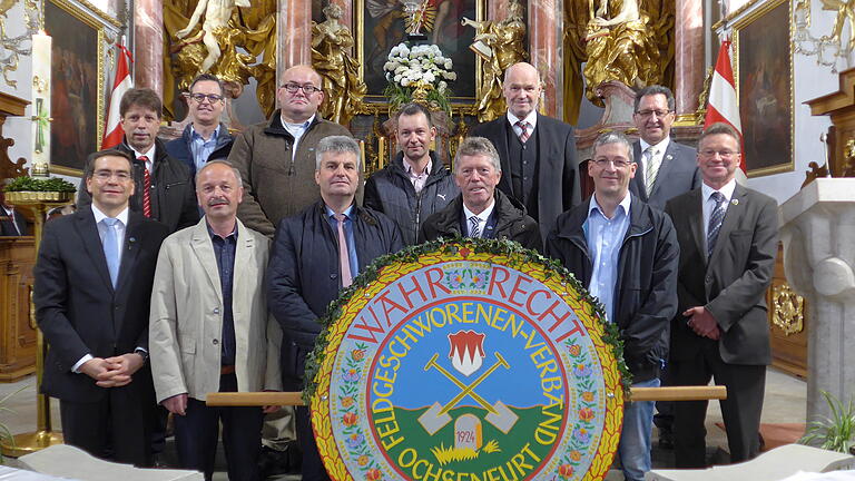 Neun neue Feldgeschworene verpflichtete Landrat Eberhard Nuß am Ende des Festgottesdienstes, (vorne von links): Stefan Menth, Oellingen; Richard Öder, Frickenhausen; Michael Fuchs, Eichelsee; Erwin Michel, Gaukönigshofen; Markus Eiselein, Eichelsee; Werner Wenninger, Obmann Verband Ochsenfurt; (hinten von links): Michael Kämmer, Ochsenfurt; Wolfgang Kinzinger, Eichelsee; Alfred Blank, Frickenhausen; Michael Pfeuffer, Frickenhausen sowie Landrat Eberhard Nuß und Anton Lesch, stellvertretender Vorsitzender Verband Ochsenfurt. Neun neue Feldgeschworene verpflichtete Landrat Eberhard Nuß am Ende des Festgottesdienstes, (vorne von links): Stefan Menth, Oellingen; Richard Öder, Frickenhausen; Michael Fuchs, Eichelsee; Erwin Michel, Gaukönigshofen; Markus Eiselein, Eichelsee; Werner Wenninger, Obmann Verband Ochsenfurt; (hinten von links): Michael Kämmer, Ochsenfurt; Wolfgang Kinzinger, Eichelsee; Alfred Blank, Frickenhausen; Michael Pfeuffer, Frickenhausen sowie Landrat Eberhard Nuß und Anton Lesch, stellvertretender Vorsitzender Verband Ochsenfurt.