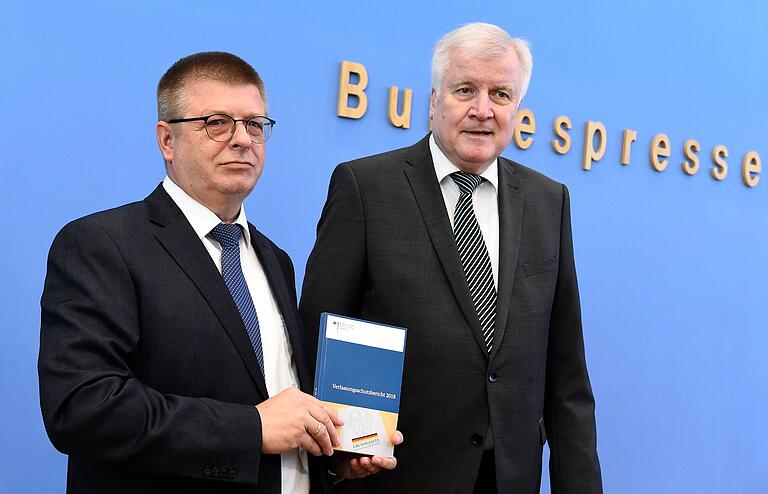 Thomas Haldenwang, der Präsident des Bundesamts für Verfassungsschutz, und Bundesinnenminister Horst Seehofer bei der Vorstellung des aktuellen Verfassungsschutzberichtes im Juni. Thomas Haldenwang, der Präsident des Bundesamts für Verfassungsschutz, und Bundesinnenminister Horst Seehofer bei der Vorstellung des aktuellen Verfassungsschutzberichtes im Juni.