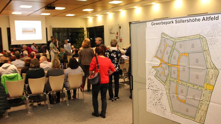 An Stellwänden wurden die wichtigsten Projekte und Zahlen der Stadt Marktheidenfeld in der Bürgerversammlung im Rathaus veranschaulicht.