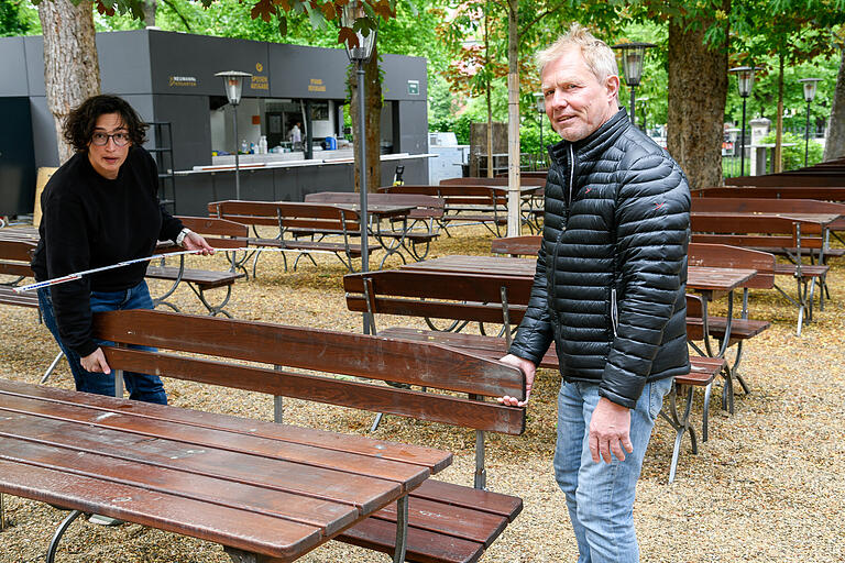 Auch im b.neumann an der Residenz regiert der Zollstock. Die Abstands- und Hygieneregeln müssen exakt befolgt werden, sagt Chef Klemens Hölzel. Links im Bild Restaurantleiterin Christina Ausserlechner. Auch im b.neumann an der Residenz regiert der Zollstock. Die Abstands- und Hygieneregeln müssen exakt befolgt werden, sagt Chef Klemens Hölzel. Links im Bild Restaurantleiterin Christina Ausserlechner.