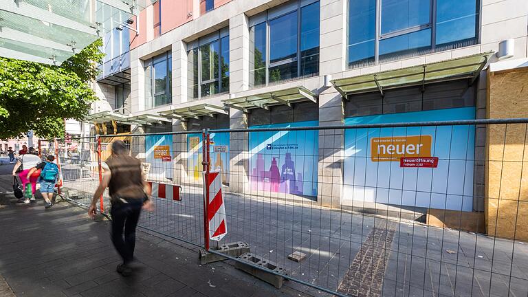Bauzaun und zugeklebte Fensterscheiben: Dieses Bild gehört bald der Vergangenheit hat. Nun steht ein Eröffnungsdatum für den größten dm-Markt Nordbayerns fest.