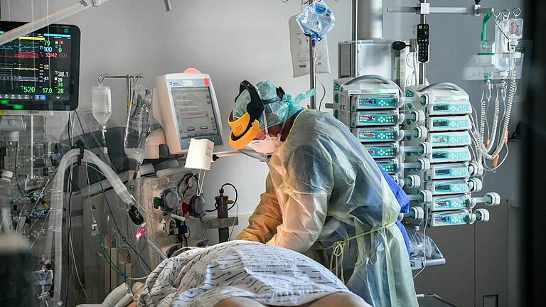 Um die Patientinnen und Patienten am Leben zu erhalten, werden sie auf der Intensivstation des Uniklinikums an zahlreiche Maschinen angeschlossen. Um die Patientinnen und Patienten am Leben zu erhalten, werden sie auf der Intensivstation des Uniklinikums an zahlreiche Maschinen angeschlossen.