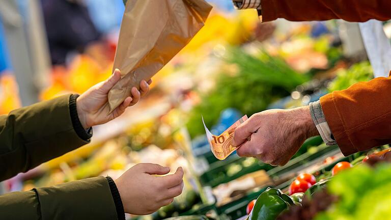 Vor allem an Marktständen wird noch immer fast ausschließlich in Bar gezahlt. Vor allem an Marktständen wird noch immer fast ausschließlich in Bar gezahlt. 