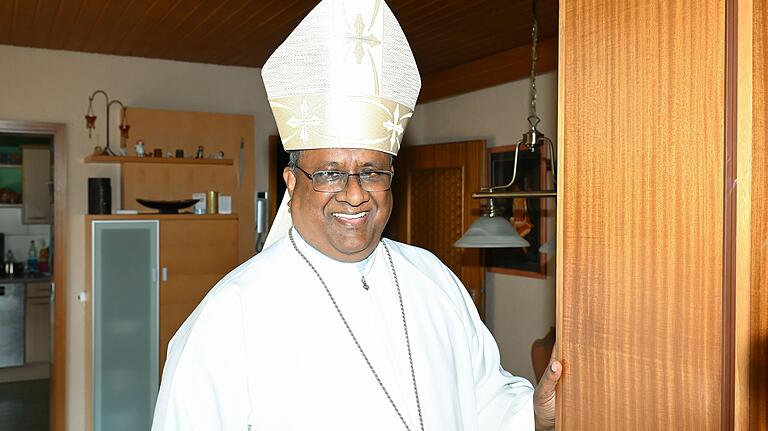 Bischof Nirmol kocht gerne. Für ein Erinnerungsfoto lässt er sich mit Mitra und Priestergewand in der Küche ablichten. Bischof Nirmol kocht gerne. Für ein Erinnerungsfoto lässt er sich mit Mitra und Priestergewand in der Küche ablichten.