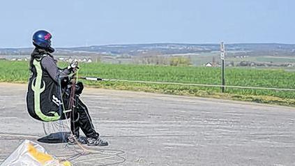 Abgehoben: Die Piloten der Ebene starten am Feldweg