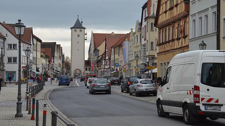 Noch ist Haßfurt weit entfernt von einer autofreien Innenstadt. Die Brötchentaste soll nun das Parken für kurze Erledigungen erleichtern.