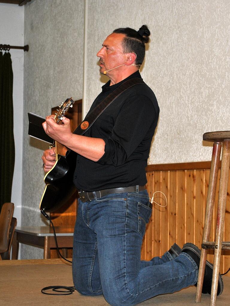 Uli Kiesel, hier singt er als "Peter Maffay" in Originalgröße, brachte mit seiner Gitarre frischen Wind auf die Bühne. Uli Kiesel, hier singt er als "Peter Maffay" in Originalgröße, brachte mit seiner Gitarre frischen Wind auf die Bühne.