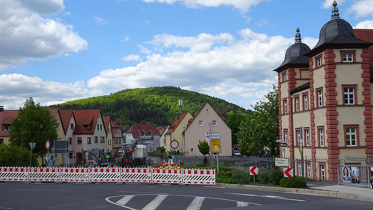 Die Frankfurter Straße und die Hafenstraße in Gemünden, die vom Mainbrückenbau schwer in Mitleidenschaft gezogen sind, werden seit Dienstag saniert.