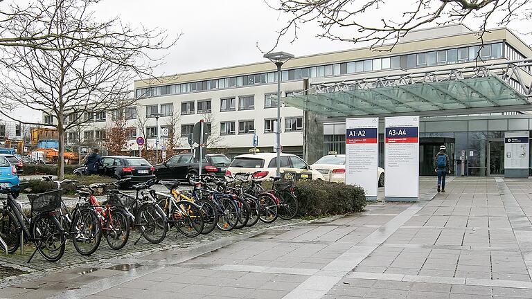 Der Haupteingang zu ZIM/ZOM der Uniklinik Würzburg. Besuche werden hier, wie an anderen bayerischen Kliniken, auf ein Minimum reduziert.