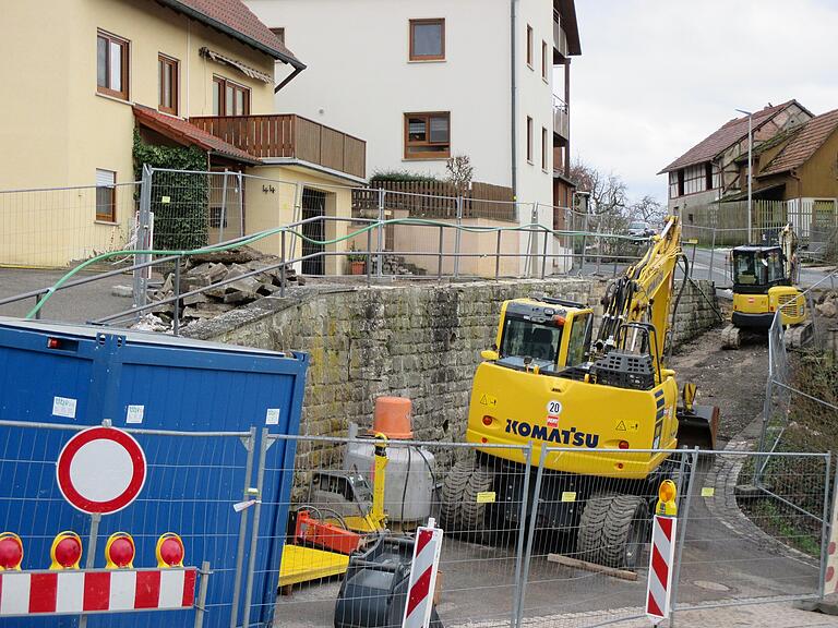 In Altershausen wurde mit dem Bau der Hügelmauer begonnen. Im Straßenverkehr wird es dabei zu Behinderungen kommen.