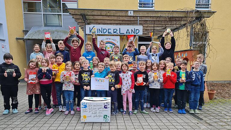 Von Müsli bis Zahnpasta: Fleißig sammelten die Kinder aus dem Kinderland Bastheim für Menschen in Not.