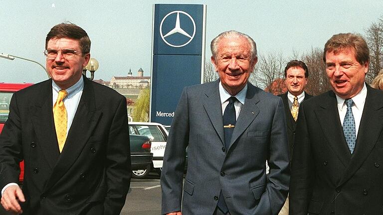 Thomas Bach (links) und der damalige IOC-Präsident Juan Antonio Samaranch (Mitte) bei einem Besuch im April 1998 in Würzburg.