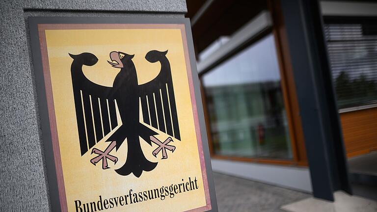 Bundesverfassungsgericht       -  Das Bundesverfassungsgericht muss sich mit mehreren Beschwerden von Journalisten gegen eine Abhöraktion bayerischer Ermittler befassen. (Archivbild)