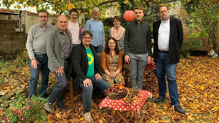 Der neue Vorstand (von links): Thomas Tuschhoff, Rainer Moritz, Anna Schwab, Corvin Schmid (sitzend), Rosemarie Lux, Birgit Väth (sitzend), Christina Sack, Lennart Erlenbach und Michael Schneider-Braune.