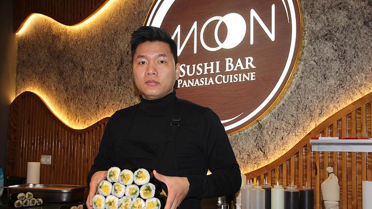 Ein Leerstand, der in der Bad Kissinger Innenstadt erfolgreich wiederbelebt wurde, ist die Moon Sushi Bar in der Oberen Marktstraße. Im Bild Inhaber Anh Tu Pham. - Inhaber Anh Tu Pham Ein Leerstand, der in der Bad Kissinger Innenstadt erfolgreich wiederbelebt wurde, ist die Moon Sushi Bar in der Oberen Marktstraße. Im Bild Inhaber Anh Tu Pham. - Inhaber Anh Tu Pham