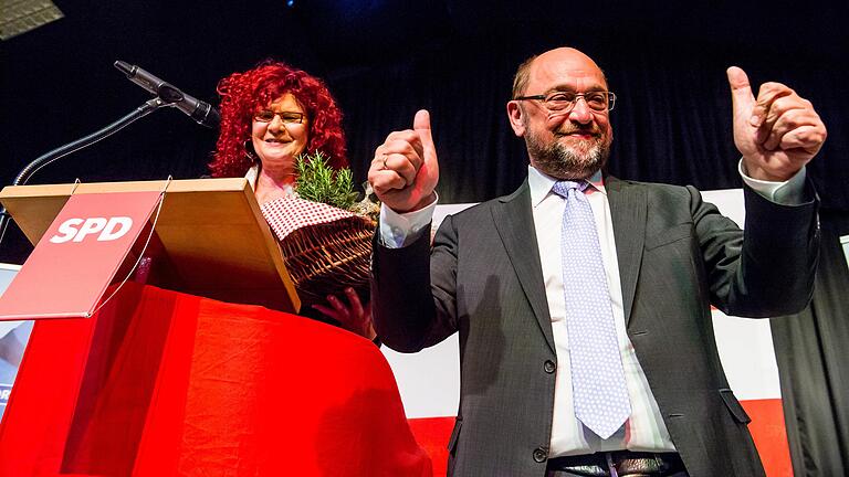 Martin Schulz nach seiner Wahlkampfrede in Schweinfurt mit Europakandidatin Kerstin Westphal.