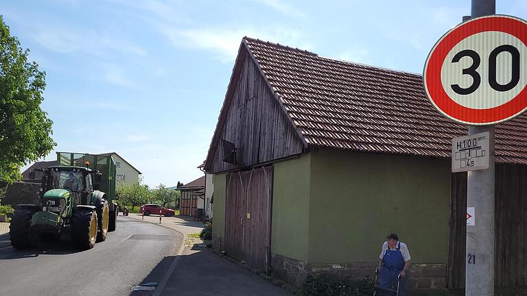 In den Ortsdurchfahrten von Breitenbach (hier an der Kirche) und Mitgenfeld wird es bei breiteren Fahrzeugen oft eng. Die Anwohner beklagen auch die zunehmende Verkehrsbelastung. Foto: Steffen Standke       -  In den Ortsdurchfahrten von Breitenbach (hier an der Kirche) und Mitgenfeld wird es bei breiteren Fahrzeugen oft eng. Die Anwohner beklagen auch die zunehmende Verkehrsbelastung. Foto: Steffen Standke