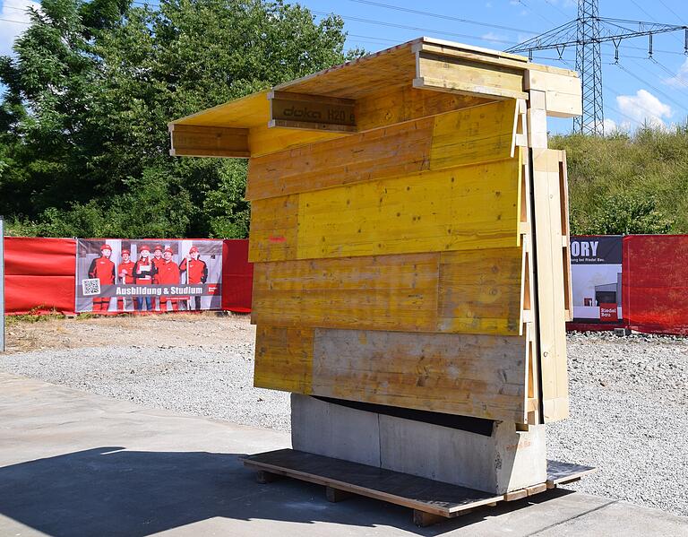 So soll die Fassade der Riedel-Lehrwerkstatt, der 'Talent Factory' aussehen: Ein Holzständerbau auf einer Gründung mit Recycling-Beton, verkleidet mit alten Schalungstafeln.