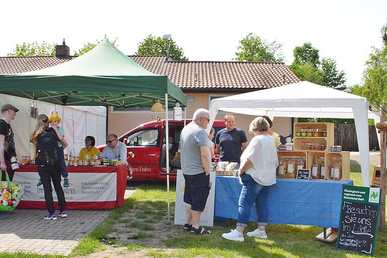 Das Gelände am Badesee in Sulzfeld eignete sich seit 2017 für den Sulzfelder Genussmarkt. Rund um die Bierbänke und Tische hatten sich die insgesamt 14 Aussteller platziert. Für jeden Besucher war beim Rundgang etwas dabei und oftmals ließ man sich dann auch professionell beraten. Das Gelände am Badesee in Sulzfeld eignete sich seit 2017 für den Sulzfelder Genussmarkt. Rund um die Bierbänke und Tische hatten sich die insgesamt 14 Aussteller platziert. Für jeden Besucher war beim Rundgang etwas dabei und oftmals ließ man sich dann auch professionell beraten.