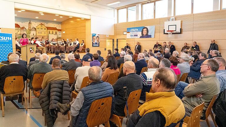 Die Plätze waren sehr gut gefüllt im Gemeindezentrum von Großbardorf, wo der CSU-Kreisverband zum Neujahrsempfang geladen hatte. Die Plätze waren sehr gut gefüllt im Gemeindezentrum von Großbardorf, wo der CSU-Kreisverband zum Neujahrsempfang geladen hatte.
