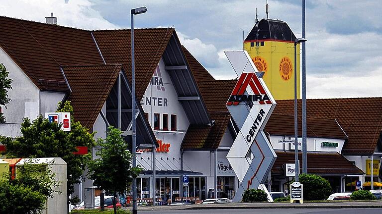 Der Name des Admira-Centers ist wohl vom lateinischen Wort für &bdquo;bewundern&ldquo; abgeleitet. Wundern würde aber besser passen, denn viele Kunden staunen darüber, dass noch immer kein neuer Supermarkt eingezogen ist, nachdem Rewe das Center Ende 2011 verlassen hat.HT-SAGE