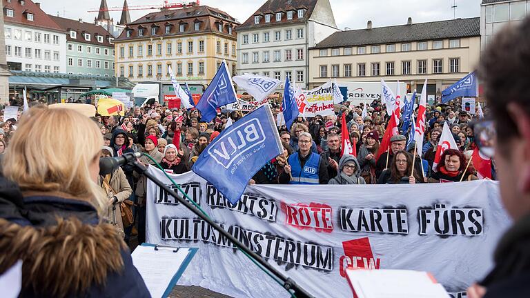 Mehrere hundert Menschen haben sich Mitte Januar zu einer Kundgebung auf dem Unteren Markt in Würzburg getroffen, um gegen das Maßnahmepaket des Kultusministeriums zu demonstrieren.&nbsp;