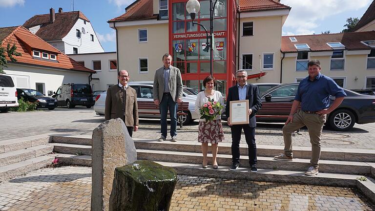 40 Jahre ist Lothar Ziegler (zweiter von rechts) bei der Verwaltungsgemeinschaft Bad Brückenau beschäftigt. Zum Dienstjubiläum gratulierten (von links): Dieter Muth (Bürgermeister Oberleichtersbach und Vorsitzender der VG), Roland Römmelt (Bürgermeister Riedenberg), Irene und Lothar Ziegler und Alexander Schneider (Bürgermeister Geroda).       -  40 Jahre ist Lothar Ziegler (zweiter von rechts) bei der Verwaltungsgemeinschaft Bad Brückenau beschäftigt. Zum Dienstjubiläum gratulierten (von links): Dieter Muth (Bürgermeister Oberleichtersbach und Vorsitzender der VG), Roland Römmelt (Bürgermeister Riedenberg), Irene und Lothar Ziegler und Alexander Schneider (Bürgermeister Geroda).