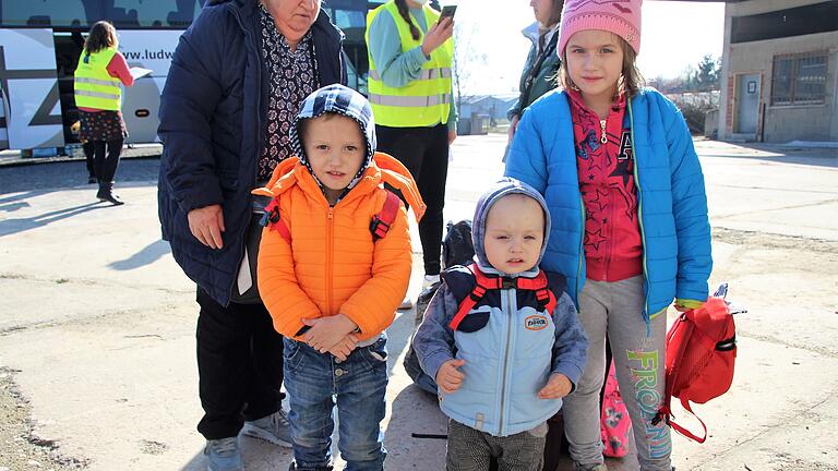 Mit der Mama und der Oma, aber ohne den Papa und den Opa sind diese drei ukrainischen Kinder nach Volkach gekommen. In einem Volkacher Weingut haben sie erst einmal eine Bleibe gefunden. Mit der Mama und der Oma, aber ohne den Papa und den Opa sind diese drei ukrainischen Kinder nach Volkach gekommen. In einem Volkacher Weingut haben sie erst einmal eine Bleibe gefunden.