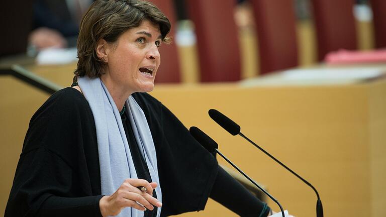 Ein Foto aus dem Jahr 2018: Claudia Stamm bei einer Rede im Bayerischen Landtag. Damals war die frühere Grünen-Politikerin schon fraktionslose Abgeordnete.