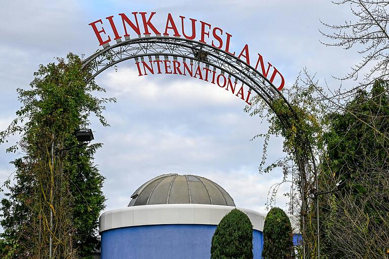 Das Universelle Leben gibt sich international: Eingang zum Kaufhaus in Altfeld bei Marktheidenfeld (Lkr. Main-Spessart).