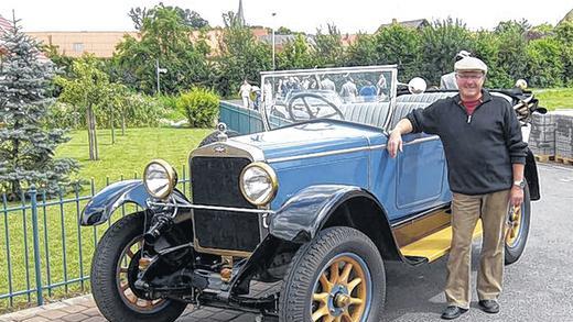 Rarität: Rainer Kienberger und sein Lieblingsfahrzeug, der Ansaldo. Der offene Wagen ist von 1924 &ndash; wie der AMC Kitzingen.